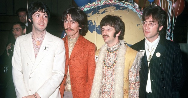aul McCartney, George Harrison, Ringo Starr und John Lennon Ende der 60er in einem Studio