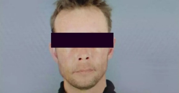 Christian B. im Porträt, die Augenpartie ist mit einem schwarzen Balken unkenntlich gemacht.
