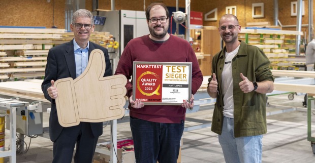Hartl Haus-Geschäftsführung mit dem Quality Award-Zertifikat | Credit: Hartl Haus