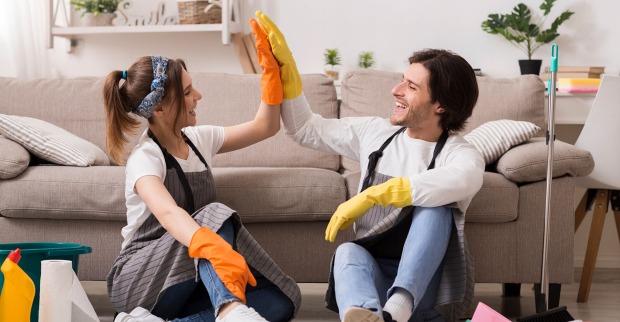 Mann und Frau reinigen das Zuhause | Credit: iStock.com/Prostock-Studio