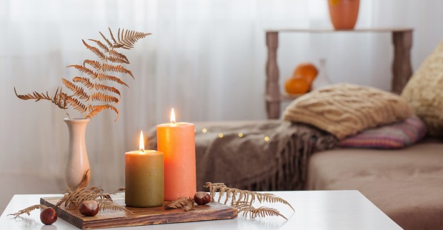Kerzen auf einem Tisch | Credit: iStock.com/Maya23K