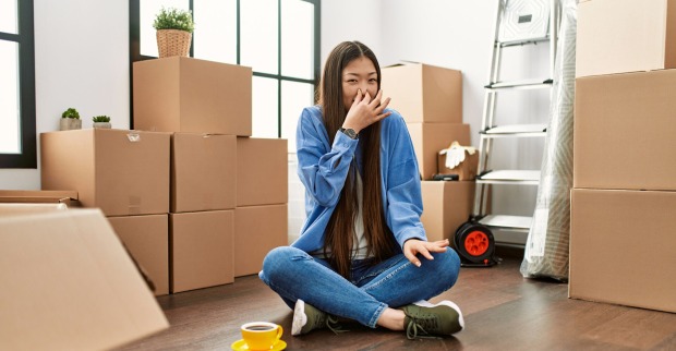 Frau hält sich die Nase zu | Credit: iStock.com/AaronAmat