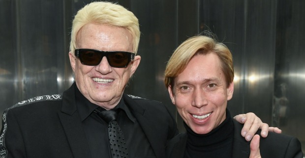 Heino trägt eine schwarze Sonnenbrille und schwarze Kleidung. Er umarmt seinen Manager Helmut Werner der auch schwarz gekleidet ist.