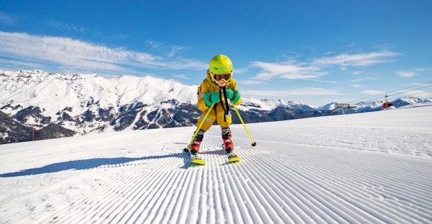Kind auf einer frisch präparierten Piste