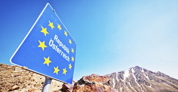 Ein Grenzschild mit der Aufschrift "Republik Österreich"