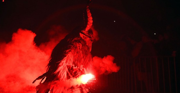 Ein Krampus mit einem bengalischen Feuer