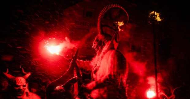 Zwei Krampusse bei einem Umzug.