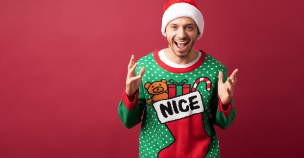 Ein Mann in einem Weihnachtspullover.
