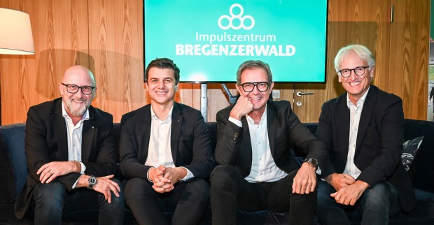 Vorstandsduo Raiffeisenbank Mittel- &amp; Hinterbregenzerwald Karlheinz Rusch und Clemens Sutter, DI Bernhard Ölz (Vorstand &amp; Gründer PRISMA), Bgm. Paul Sutterlüty