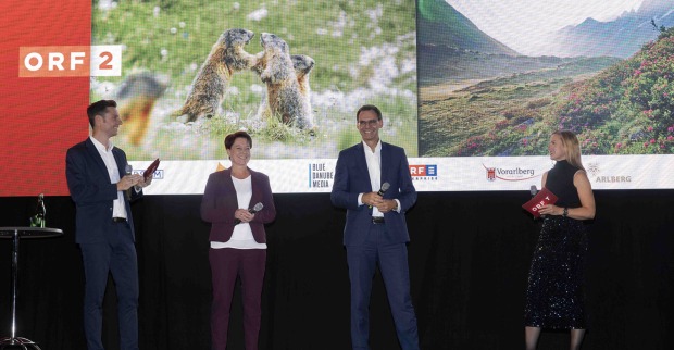 Die ORF-Moderatoren Roman Neugebauer (Vorarlberg, li.) und Christiane Knapp (Tirol, re.) moderierten die  Vorpremiere. Gäste waren Sonja Ledl-Rossmann (LT-Präsidentin Tirol), Markus Wallner (LH Vorarlberg) (Mitte).