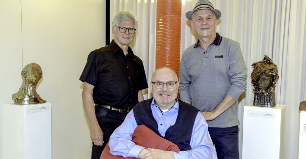 Künstler Stefan Kresser, Kurt Gerszi (Ausstellungsorganisator) und Künstler Peter Joschika (v. li.)