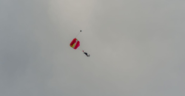 Paragleiter im freien Flug.