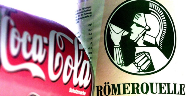Coca-Cola-Dose und eine Römerquelle-Flasche