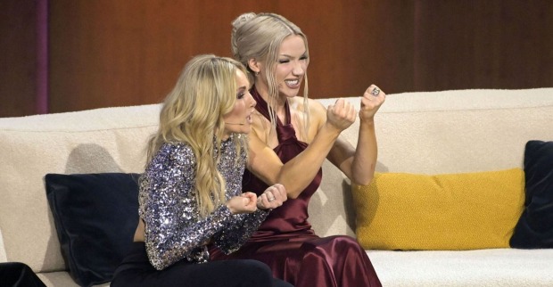 Shirin David (rechts) mit Helene Fischer auf der "Wetten, dass..?"-Couch