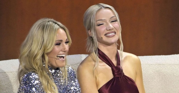 Helene Fischer trägt offene Haare und ein silbernes Top. Shirin David geschlossene blonde Haare und ein rotes Kleid.