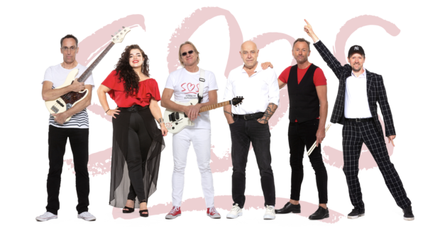 Die Mitglieder der Band "SOS - Songs of Superstars" mit Instrumenten | Credit: SOS - Songs of Superstars