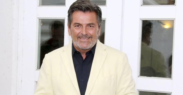 Thomas Anders hat kurze graue Haare und einen cremefarbenen Anzug. Darunter ein schwarzes Hemd.