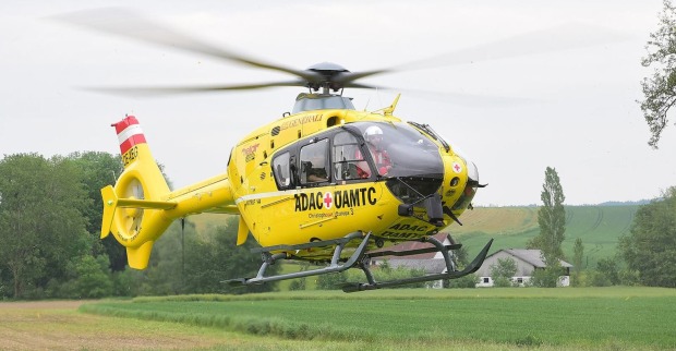 Gelber Rettungshubschrauber des ÖAMTC.