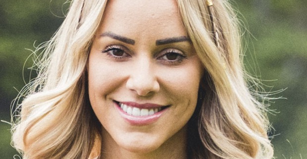 Vanessa Mariposa lächelt mit offenen blonden Haaren in die Kamera.