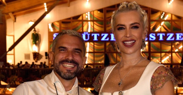 Verena Kerth und Marc Terenzi in weißer Tracht beim Oktoberfest.