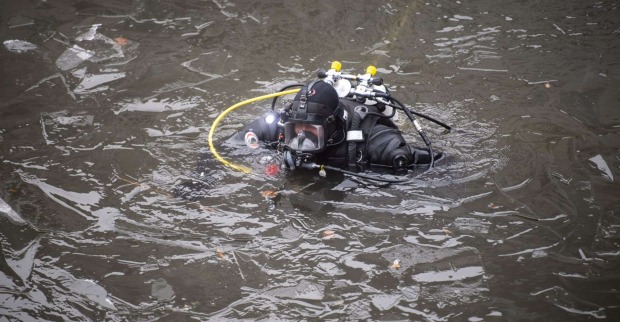 Ein Taucher in einem Fluss.