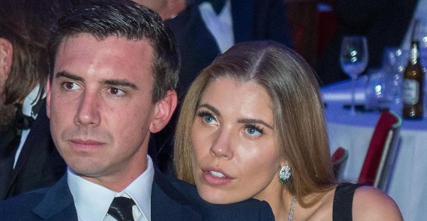 Victoria Swarovski lehnt auf der Schulter von Mark Mateschitz.