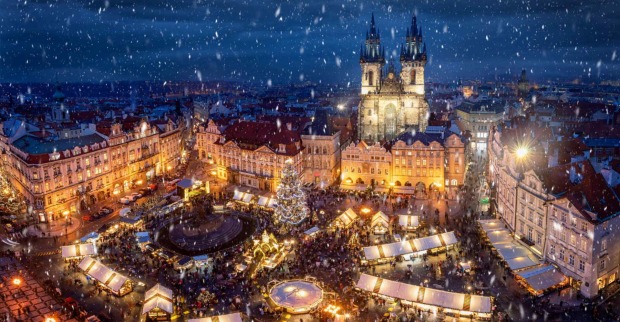 Lichter erstrahlen am Weihnachtsmarkt in Prag.