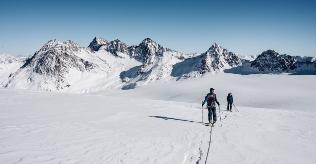 Zwei Skitourengeher in verschneite Bergen.