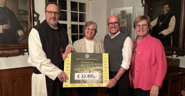 Abt Vinzenz Wohlwend, Ideengeberin Andrea Helbok, Bürgermeister Michael Ritsch und Präsidentin Marie-Luise Dietrich bei der Scheckübergabe.