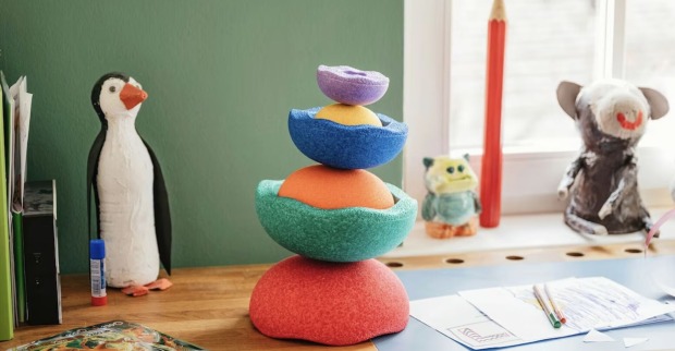 Unterschiedliche Spielsachen auf einem Tisch