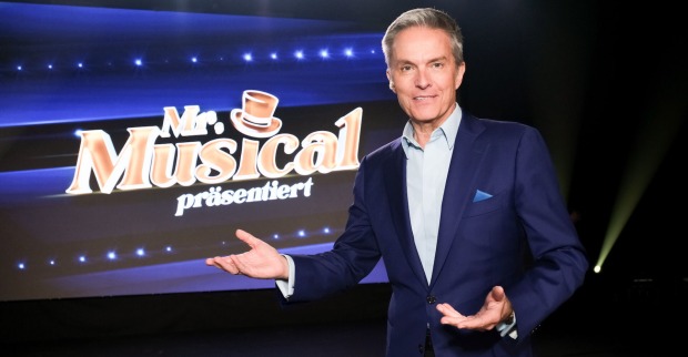 Alfons Haider vor dem Bildschirm zur Show "Mr.Musical"
