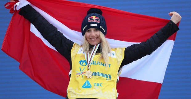 Anna Gasser auf den WM-Podium mit Österreich-Flagge.