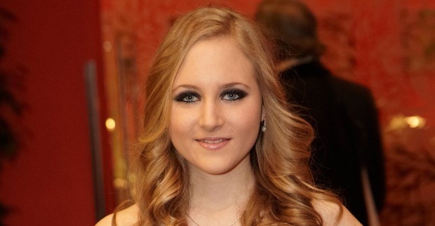 Jaqueline Lugner mit gewellten blonden Haare und starken Augen Make Up.