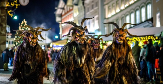 Drei Krampusse bei einem Umzug.