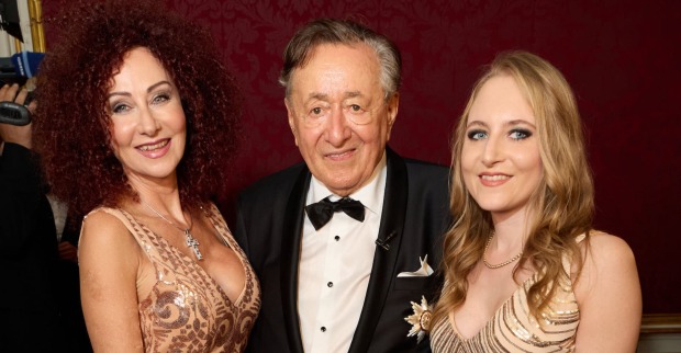 Christine Lugner trägt ein goldenes Kleid und offene Haare, Richard Lugner einen Smoking und Jacky Lugner ein Ballkleid und offene blonde Haare.