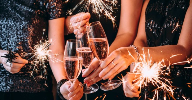 Menschen stoßen zu Silvester auf das neue Jahr an.