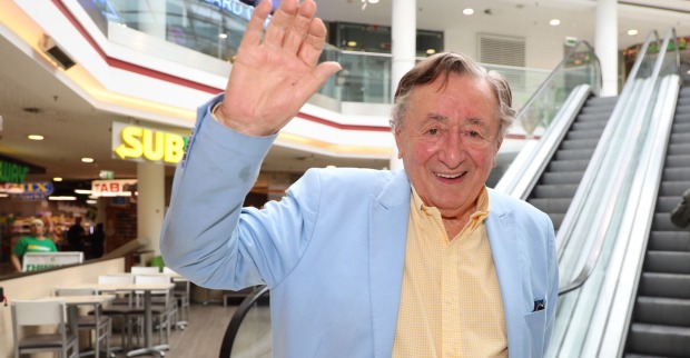 Richard Lugner in einem hellblauen Sakko und einem gelben Hemd.