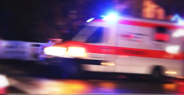 Ein Rettungswagen fährt zum Unfallort.