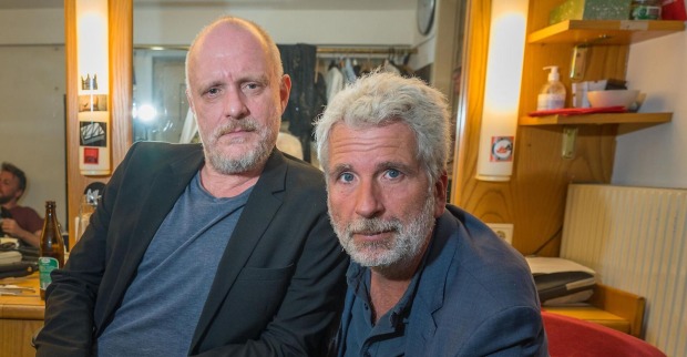 Stermann und Grissemann im Backstage. Sie tragen dunkelgraue Anzüge.