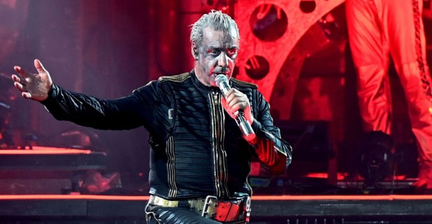 Till Lindemann singt auf der Bühne.