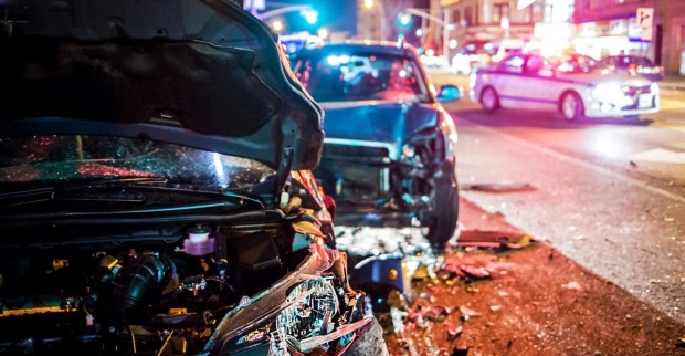 Ein Unfall in einer Stadt in der Nacht.