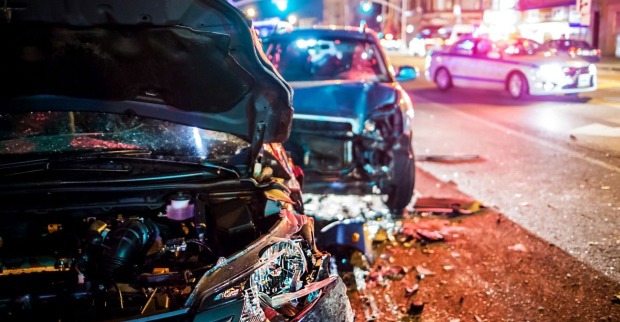 Zwei verunfallte Autos auf einer Straße.