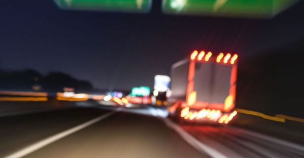 Ein Lkw nachts auf der Autobahn