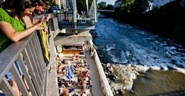 Das Grazer Murufer im Sommer.