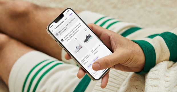 Ein Mann beim Online Shopping am Smartphone