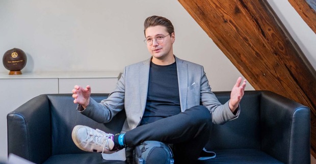 Der steirische NEOS-Chef Niko Swatek während eines Interviews mit dem Weekend Magazin