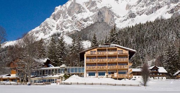 Ramsauhof in verschneiter Winterlandschaft