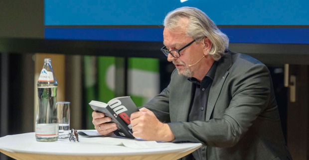 Robert Eichenauer bei seiner "BARDO"-Lesung im Headquarter der Energie Steiermark in Graz.