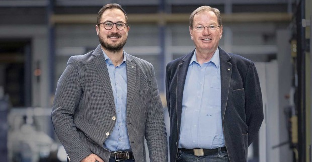 Porträt bis Taille, beide lächeln