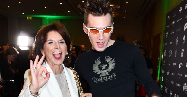 Claudia Obert und ihr neuer Toy Boy Rapper Arkan mit einer orangenen Sonnenbrille.